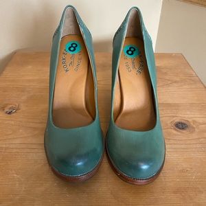 Adorable green heels- size 8- wooden heel